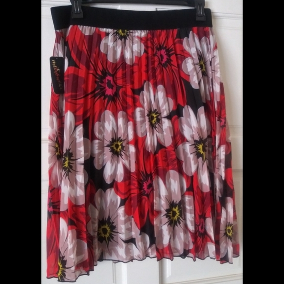 Metro Wear Floral Pleated Skirt - Picture 3 of 3